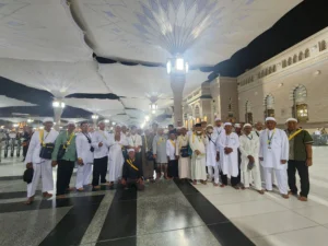 Jamaah Cahaya Raudhah Tour and Travel di Masjid Nabawi usai Masuk Raudhah - yogyakarta.cahayaraudhah.com